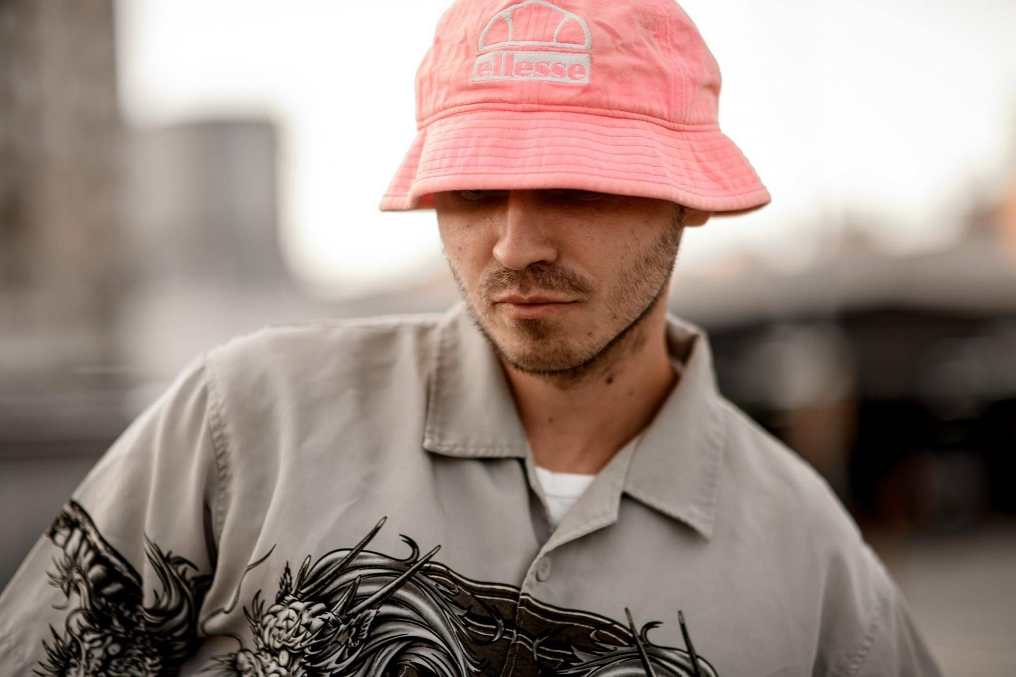 Розовая панамка KALUSH: как она появилась и сколько сейчас стоит тренд сезона